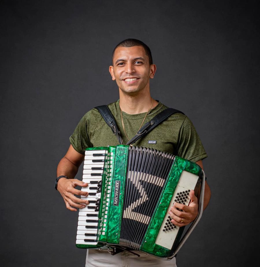 Maicon Zimbrão sorrindo com a sanfona
